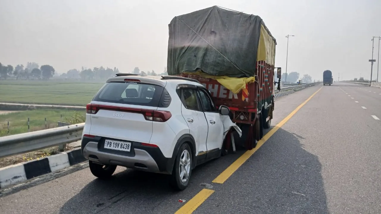 सुलतानपुर: पूर्वांचल एक्सप्रेसवे पर फिर हादसा, खड़ी डीसीएम में घुसी कार, पांच की हालत गंभीर, रेफर