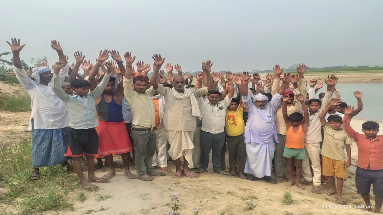 बहराइच: ग्रामीणों ने प्रशासन से गांव को बचाने की लगाई गुहार, कहा- नहीं उठाए गए ठोस कदम तो हो जाएंगे तबाह