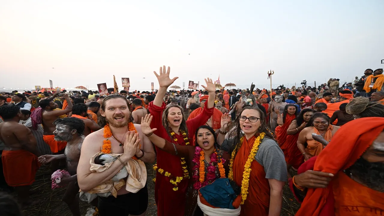 महाकुंभ में सनातन संस्कृति के रंग में रंगे विदेशी श्रद्धालु, संगम में लगाई पवित्र डुबकी, कहा- यह एक अद्भुत अनुभव है
