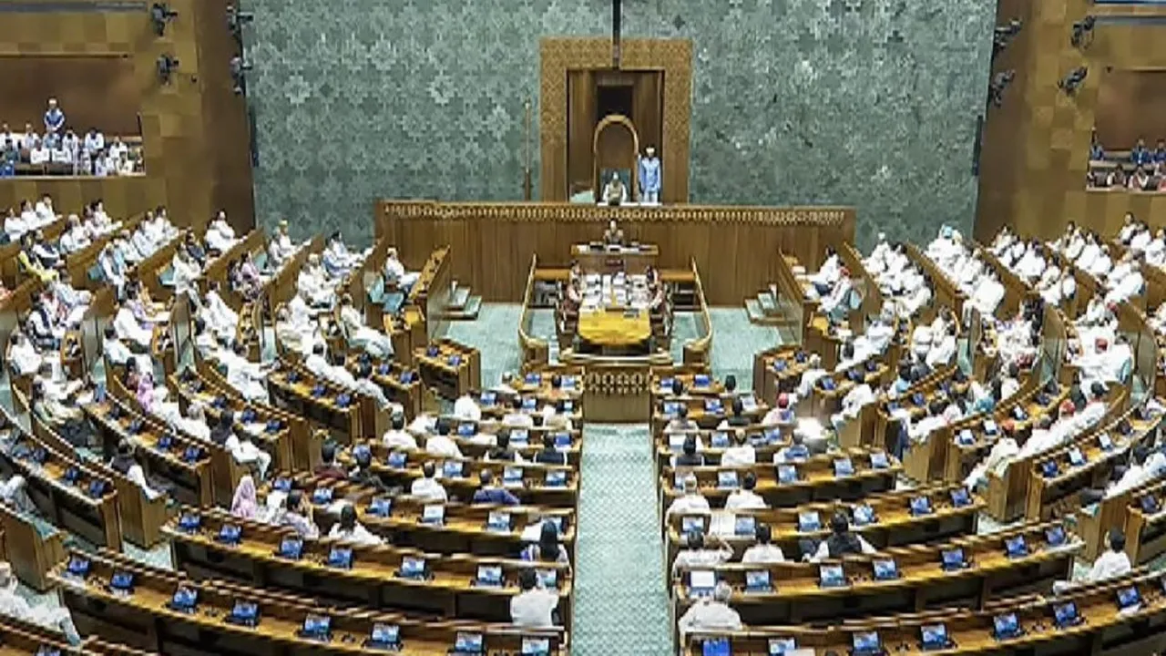 बजट सत्र: महाकुंभ भगदड़ पर लोकसभा में हगांमा, विपक्ष पर भड़के स्पीकर, कहा- जनता ने अगर नारेबाजी के लिए भेजा है तो यही करिये