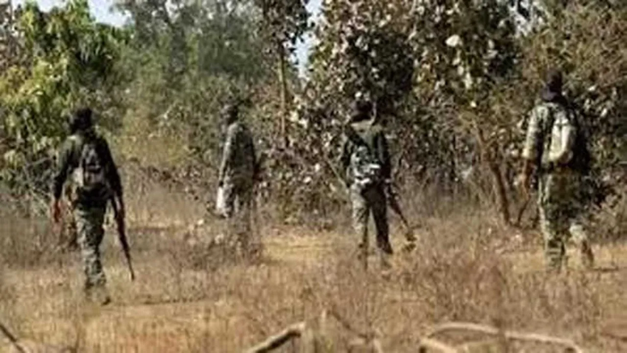 छत्तीसगढ़: सुरक्षा बलों और नक्सलियों के बीच मुठभेड़, एक नक्सली ढेर