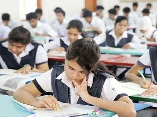 UP Board Exam 2025: मूल्यांकन केंद्रों में चेक हो रही बोर्ड की कॉपियां, जल्द जारी होगा रिजल्ट