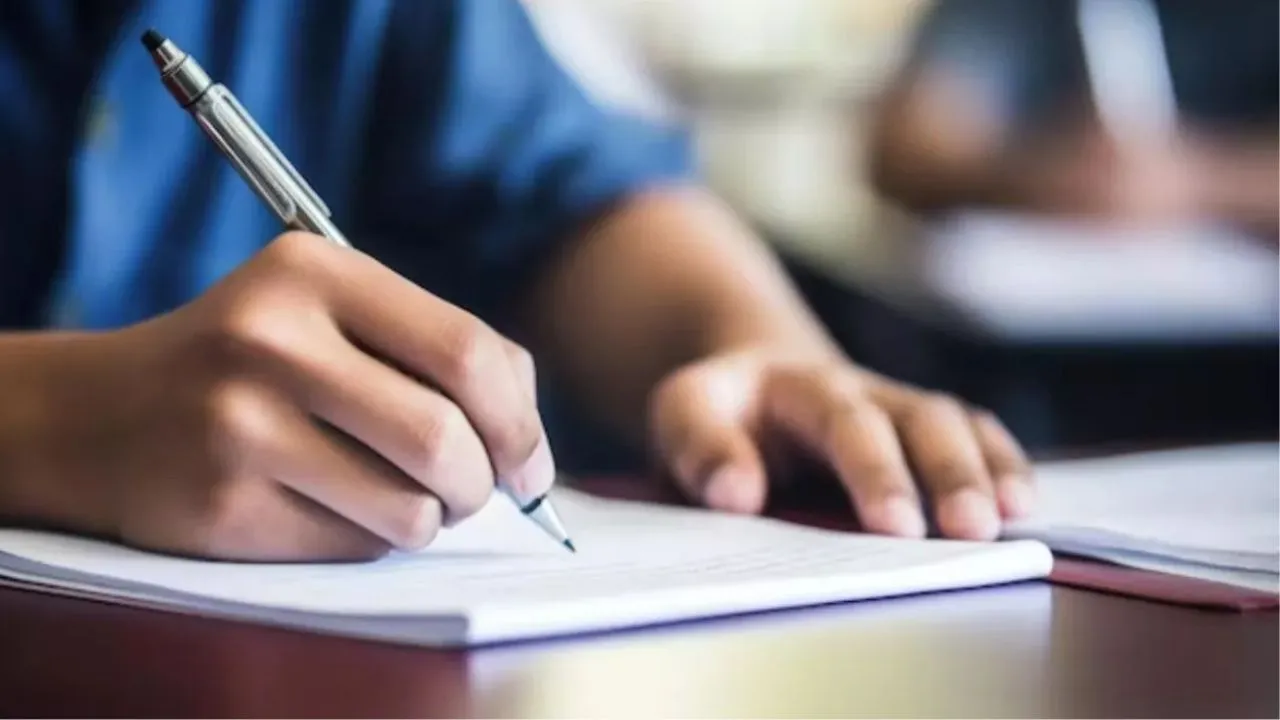 CBSE Exam: 15 फरवरी से शुरू होंगे सीबीएसई एग्जाम, परीक्षार्थियों को इन चीजों का रखना होगा ध्यान...