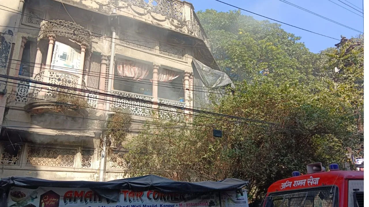 कानपुर के चमनगंज में एक जर्जर बिल्डिंग में लगी आग: 10 परिवार में मची अफरा-तफरी, दमकल व पुलिस ने सभी को निकाला बाहर