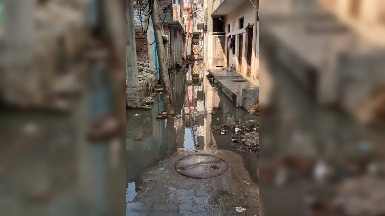 Kanpur: जूही बंबुरहिया में भरा सीवर, लोग बोले- दो महीने से परेशान, आंदोलन की दी चेतावनी 