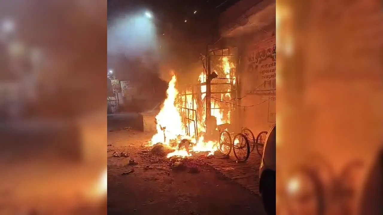 Kanpur: कूड़े के ढेर से धू-धूकर जली होलसेल दुकान, लाखों का माल जलकर खाक, पुलिस पर ये गंभीर आरोप... 