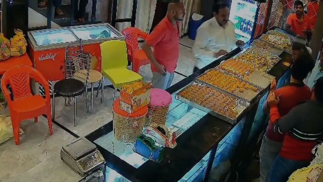 Fatehpur Crime: रेस्टोरेंट में पैसों को लेकर विवाद...कर्मचारियों और ग्राहक के बीच मारपीट, पूरा घटना CCTV में कैद