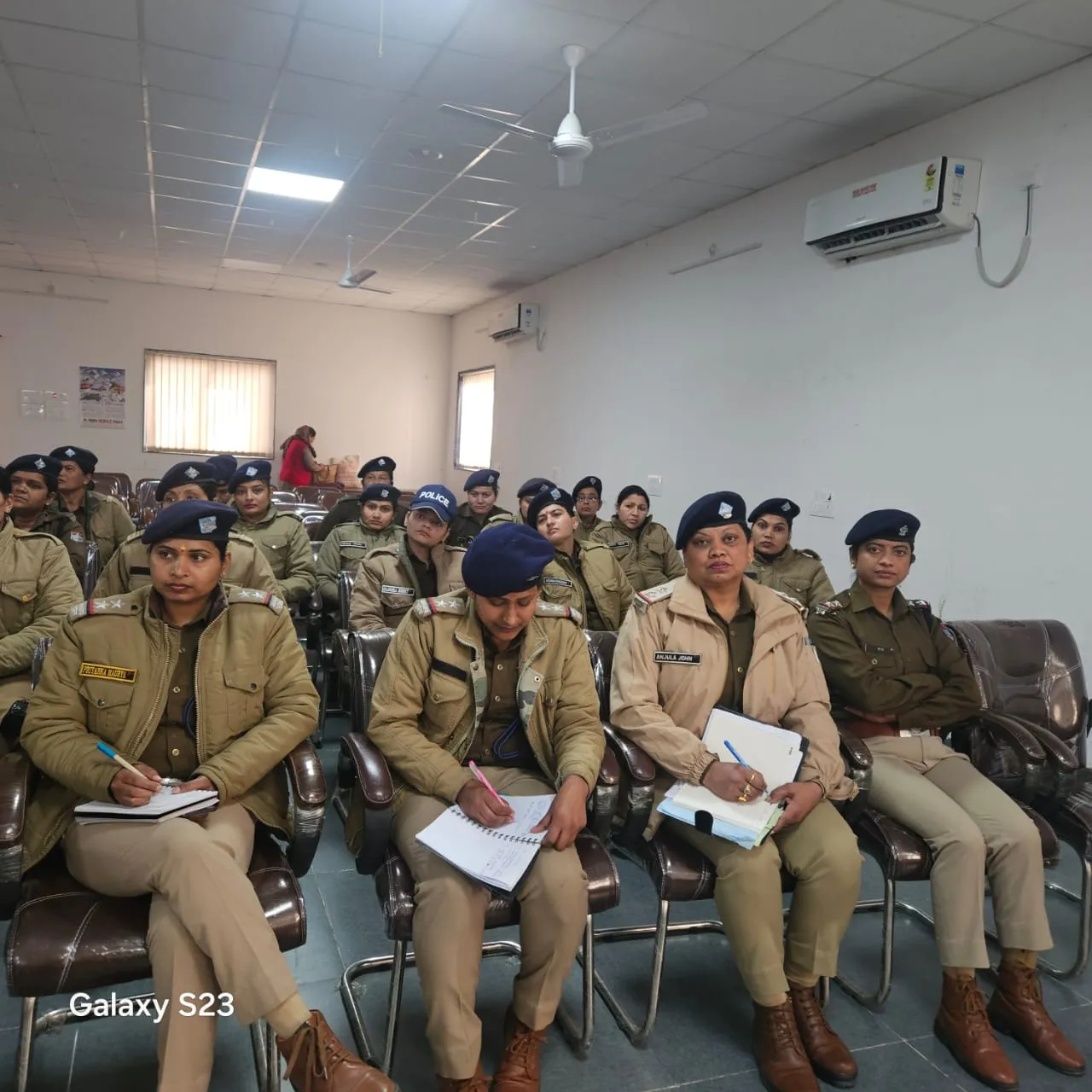 महिला पुलिस कर्मियों को दी उनके अधिकार की जानकारी