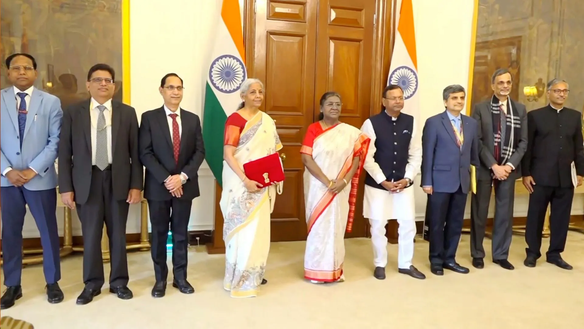 सीतारमण ने राष्ट्रपति द्रौपदी मुर्मू को सौंपी बजट की प्रति, वित्त राज्य मंत्री पंकज चौधरी रहे मौजूद