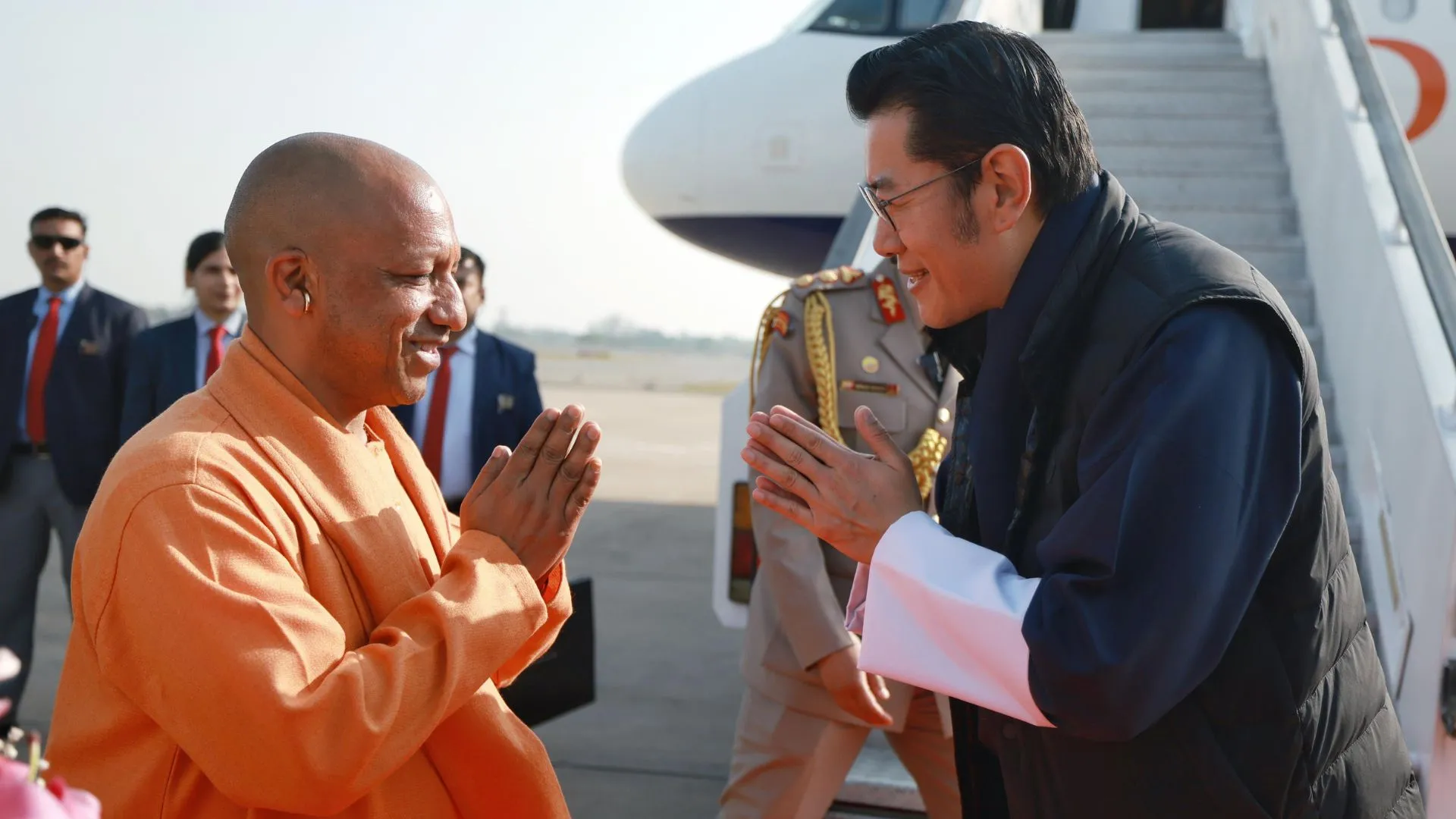 महाकुंभ में स्नान के लिये भूटान नरेश पहुंचे लखनऊ, एयरपोर्ट पर सीएम योगी ने किया स्वागत