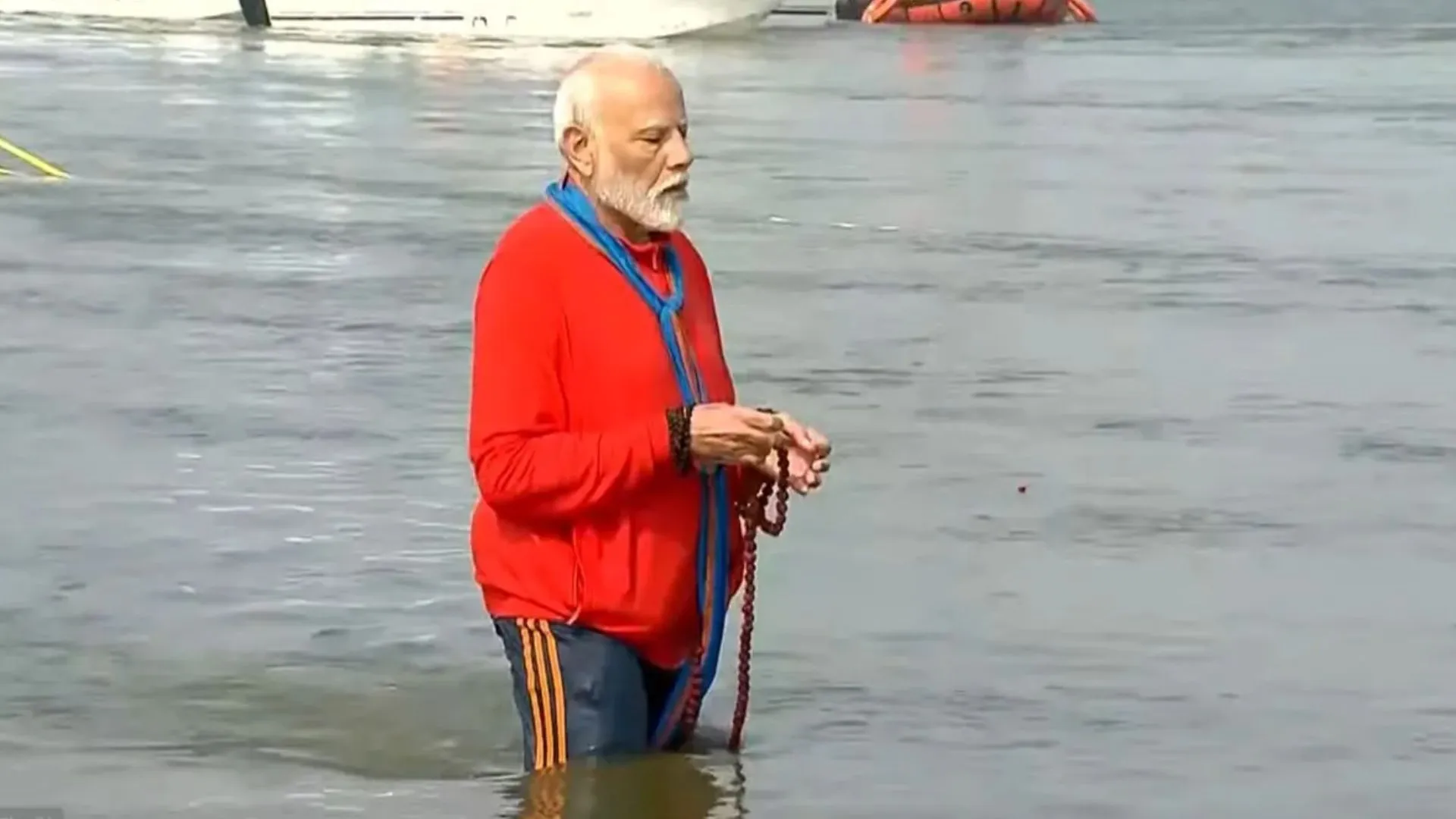 Mahakumbh 2025: PM मोदी ने त्रिवेणी संगम में लगाई आस्था की डुबकी, मंत्रोच्चार के बीच किया स्नान-ध्यान
