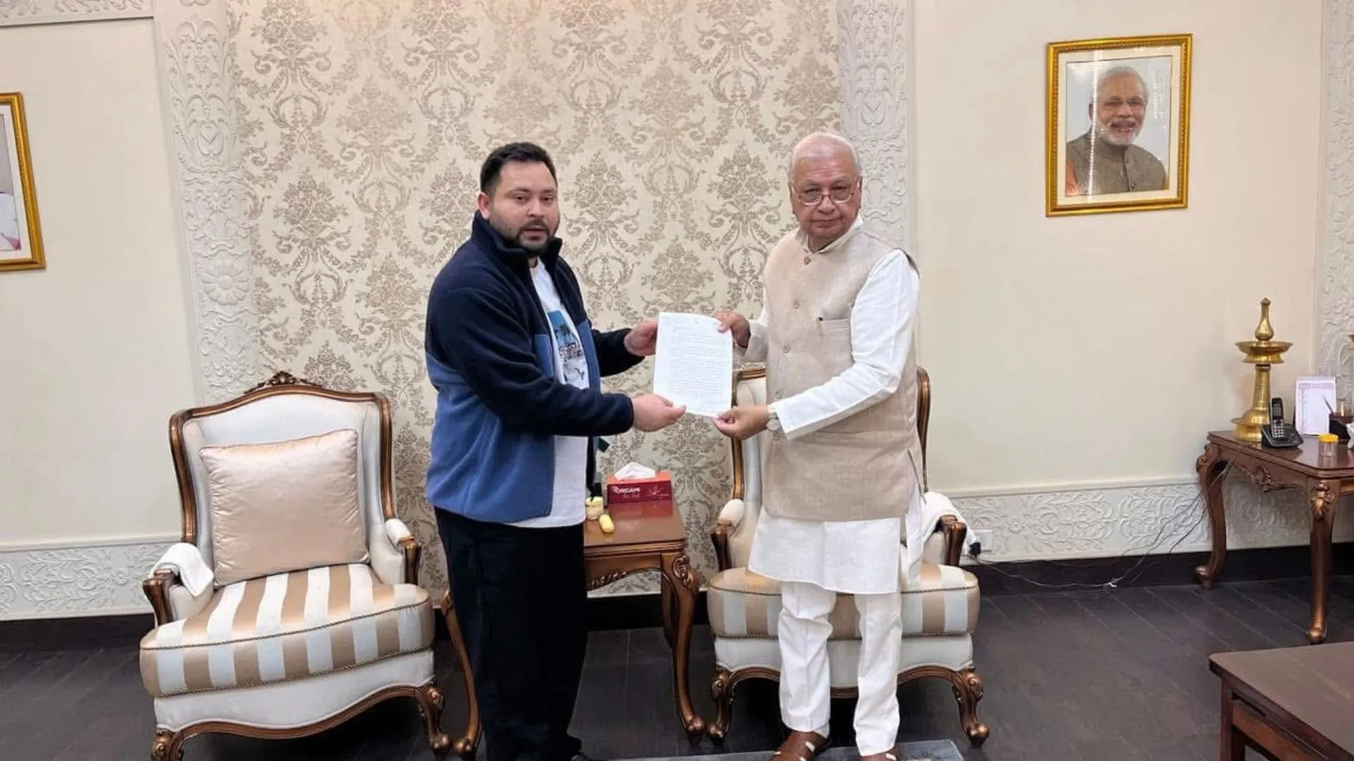 राज्यपाल से मिले तेजस्वी, प्रदेश की विधि व्यवस्था को लेकर सौंपा ज्ञापन 