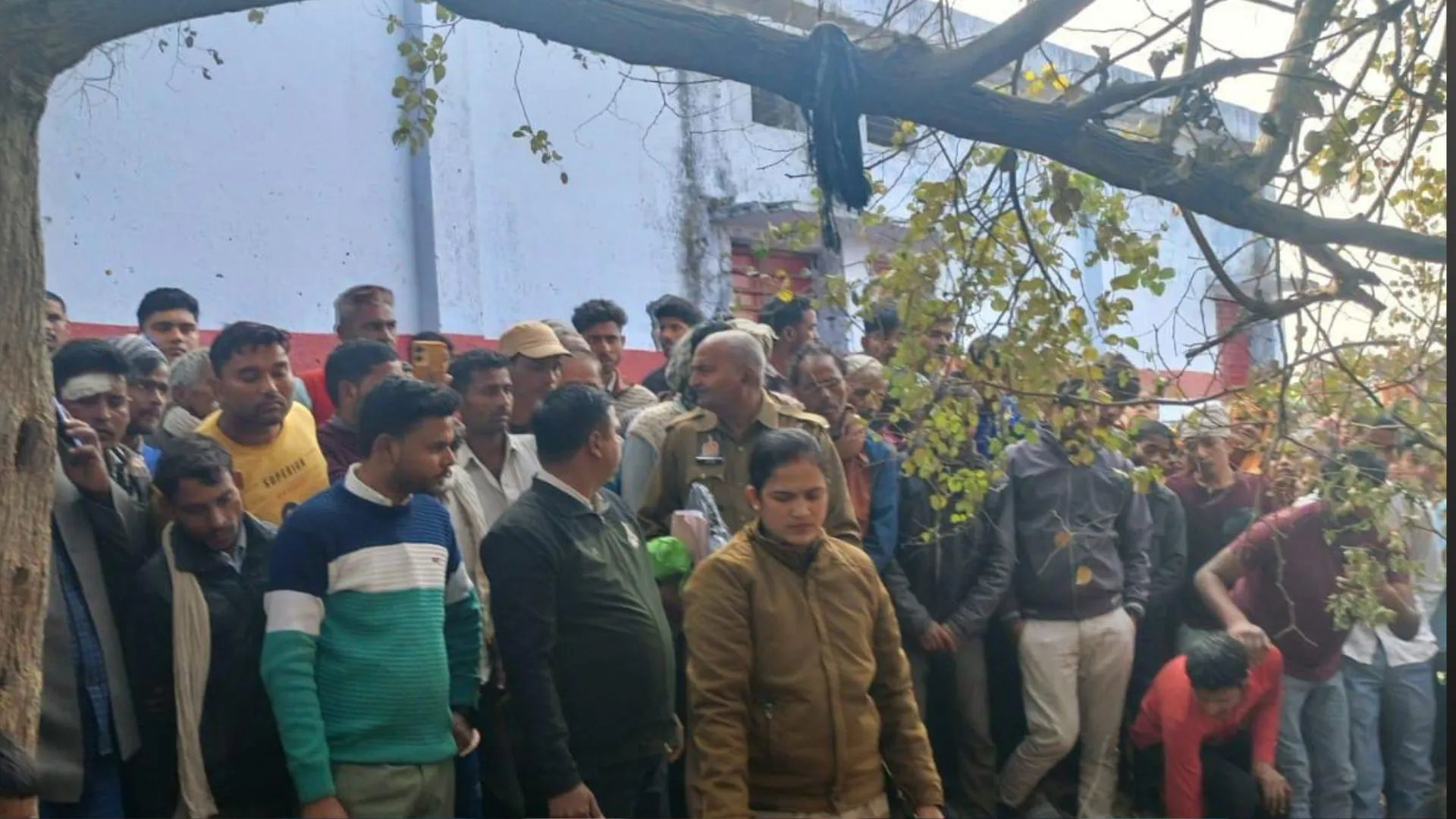 सीतापुर: पढ़ने निकली थी छात्रा, स्कूल के बाहर मिली लाश...जांच में जुटी पुलिस 