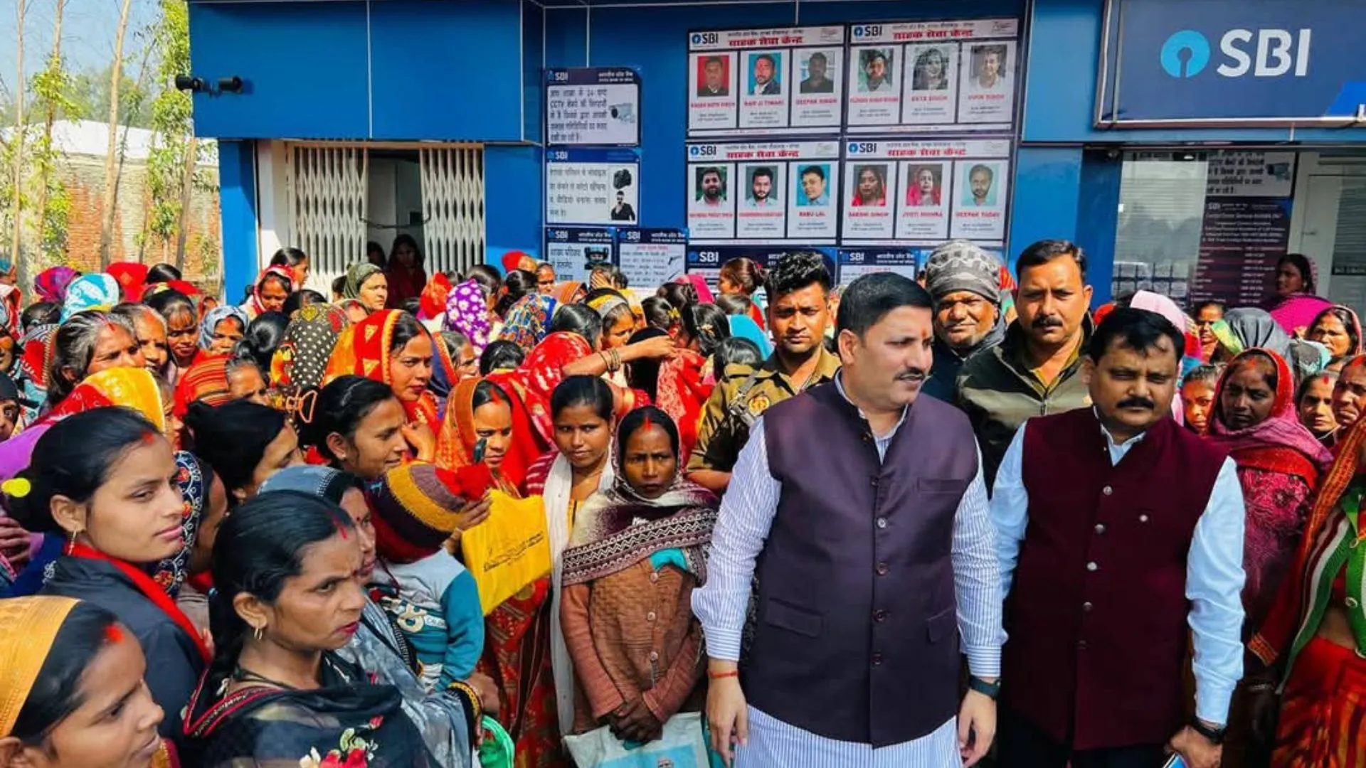 गोंडा: कर्मियों के मनमानी से परेशान महिलाओं ने घेरा बैंक, किया प्रदर्शन...विधायक के हस्तक्षेप के बाद शांत हुआ मामला 