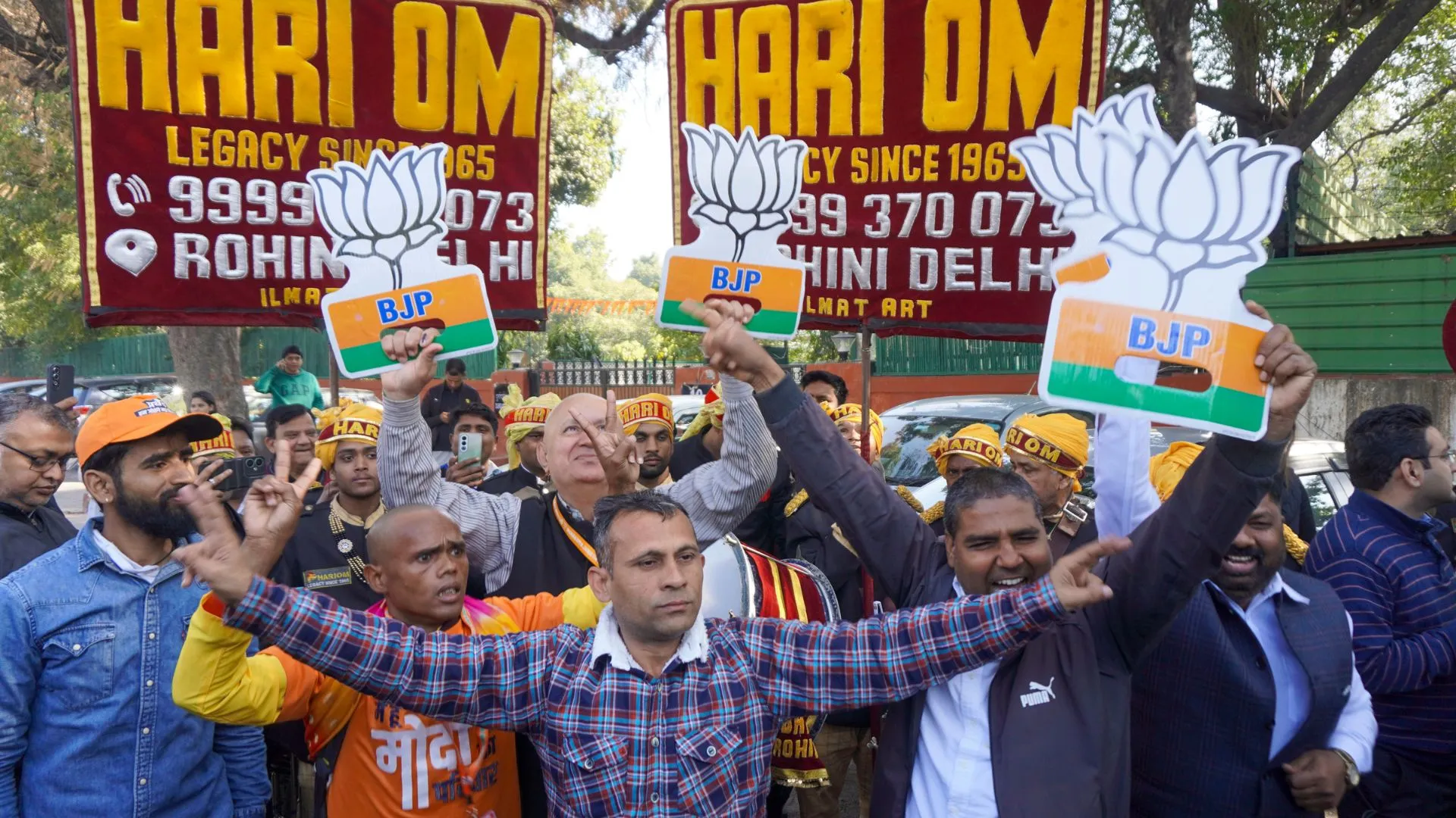 दिल्ली विधानसभा मतगणना के रूझानों से आप कार्यालय के बाहर उत्साह फीका, BJP कार्यालय में खुशी की लहर