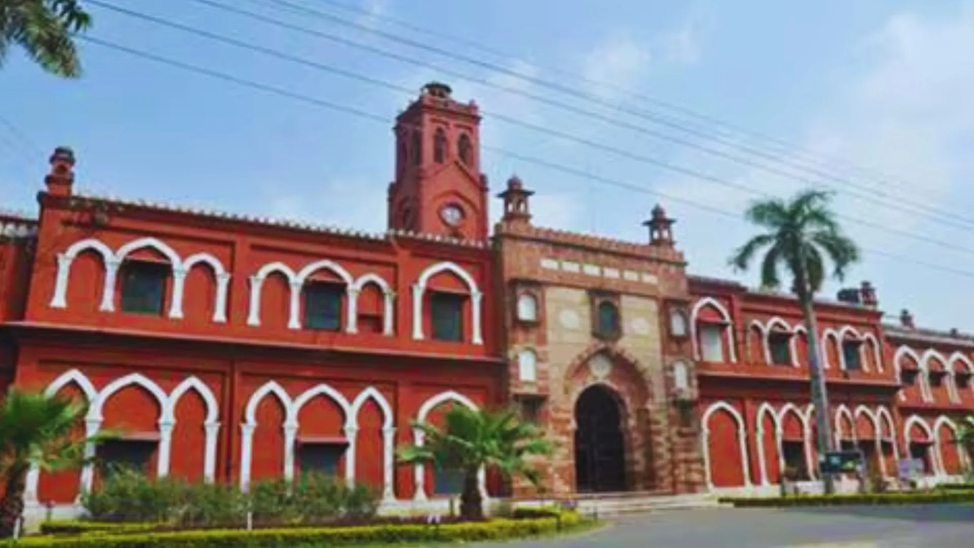 अलीगढ़ मुस्लिम विश्वविद्यालय में 'बीफ बिरयानी' विवाद, FIR दर्ज...जानें पूरा मामला