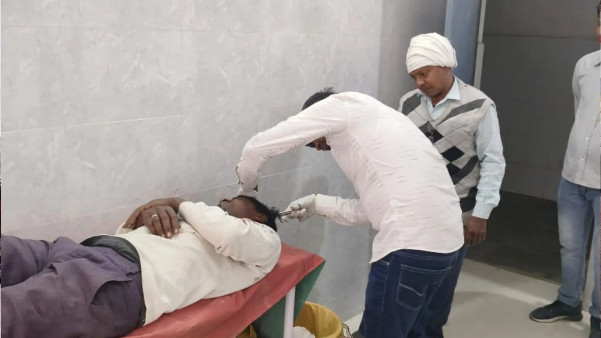 सुलतानपुर: रास्ते के विवाद में खूब चले पत्थर और लाठी-डंडे, 12 लोग घायल...केस दर्ज 