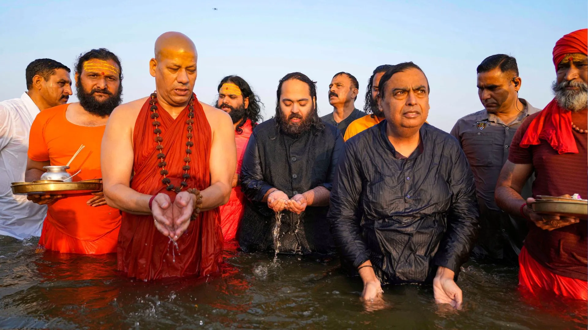 Mahakumbh 2025: उद्योगपति मुकेश अंबानी ने परिवार संग त्रिवेणी संगम में लगाई डुबकी