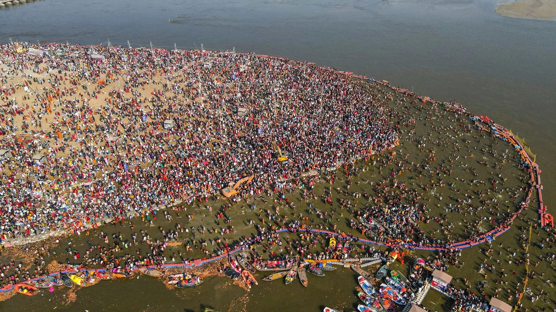 Mahakumbh 2025:  माघ पूर्णिमा पर स्नान के लिए उमड़ा सैलाब,  1.30 करोड़ से ज्यादा श्रद्धालुओं ने लगाई डुबकी