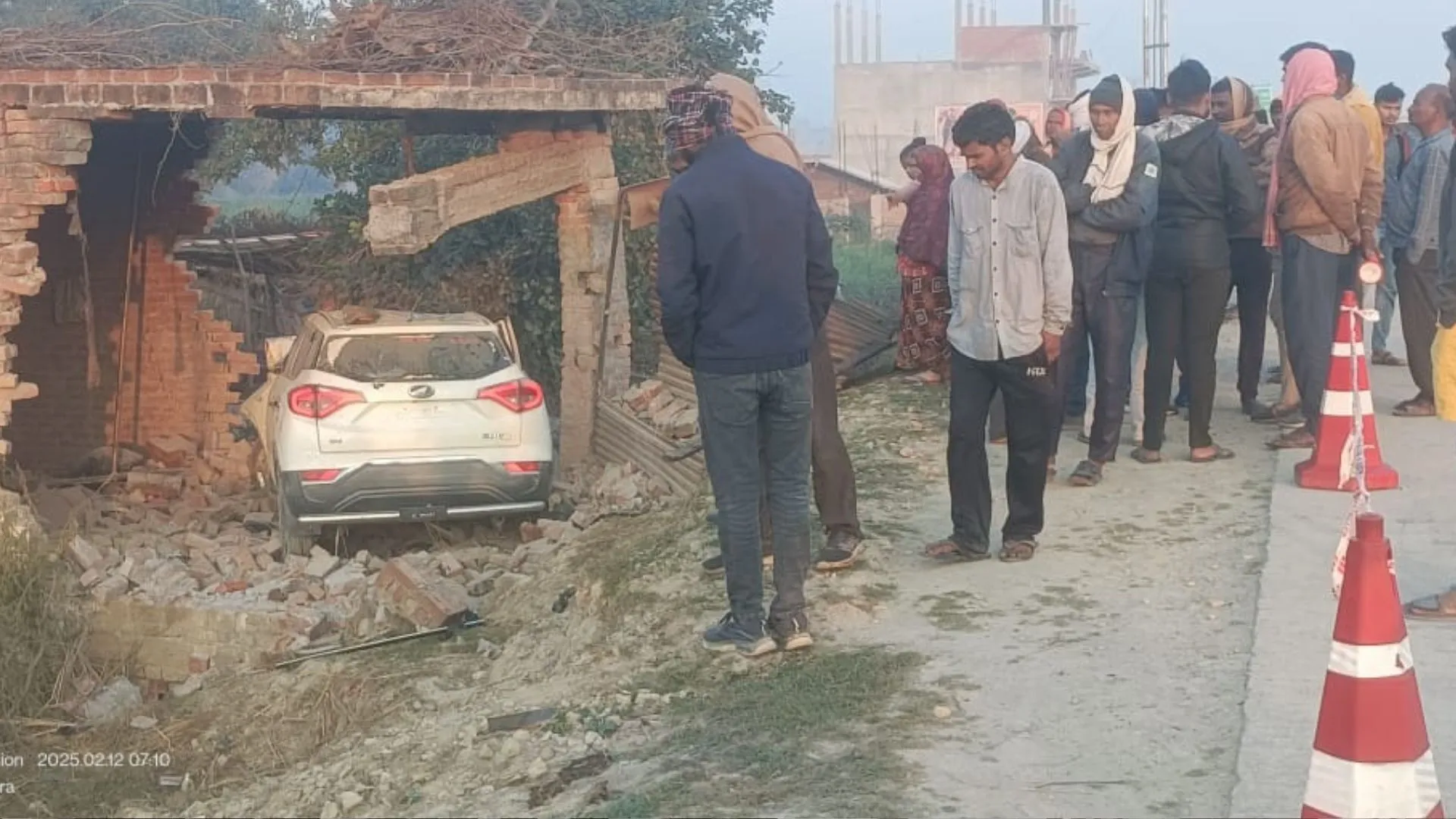 रायबरेली: बदमाशों लेकर चौकी जा रहे सेमरी चौकी प्रभारी की गाड़ी घर में घुसी, मौत