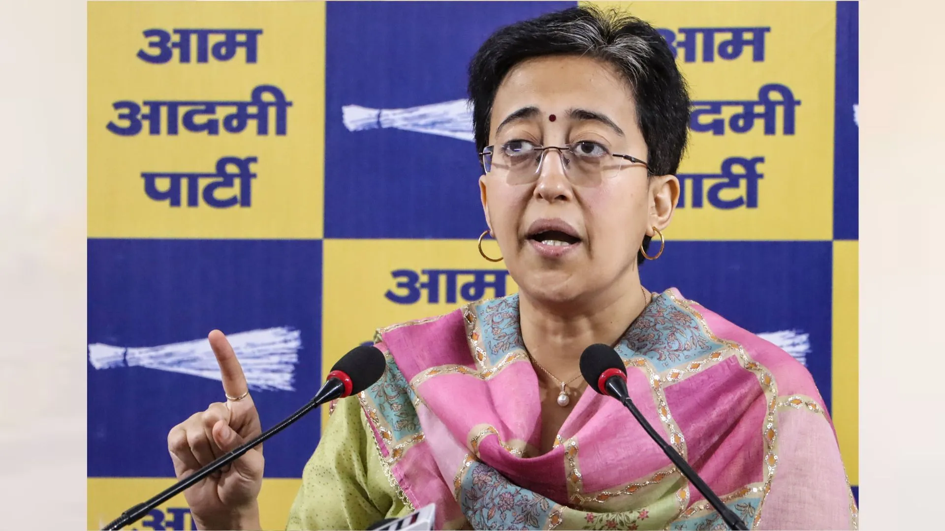 दिल्ली: विभागों के बंटवारे को लेकर भाजपा में आंतरिक खींचतान, आतिशी का दावा
