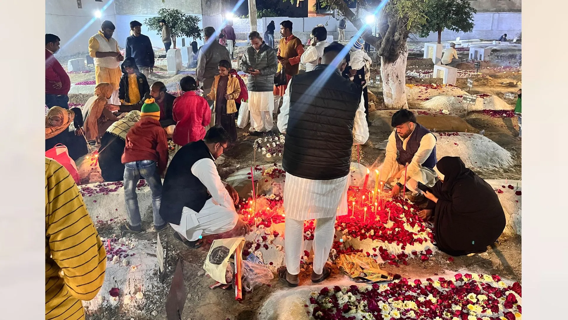 अयोध्या: मस्जिदों और घरों में हुई रात भर इबादत, बुजुर्गों की कब्रों पर पढ़ा फातेहा  