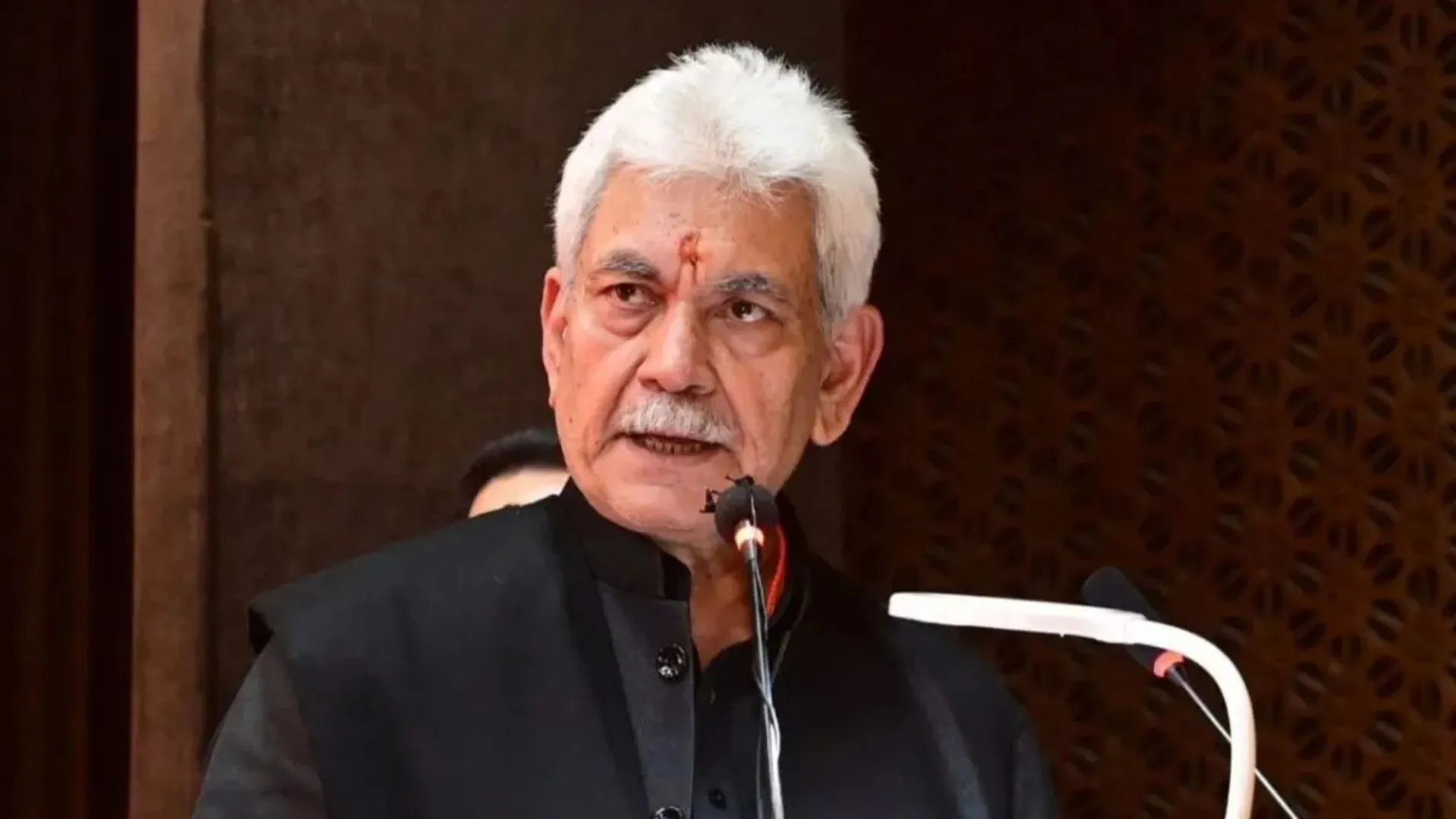 जम्मू-कश्मीर: उपराज्यपाल मनोज सिन्हा का बड़ा एक्शन, आतंकियों से संबंध रखने के आरोपी पुलिसकर्मी समेत तीन सरकारी कर्मचारी बर्खास्त
