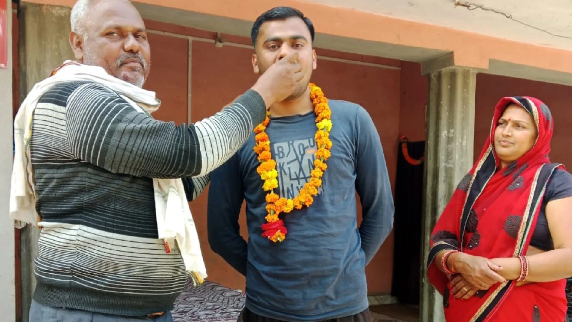 अयोध्या: किसान के बेटे ने NDA की परीक्षा पास कर क्षेत्र का नाम किया रोशन  