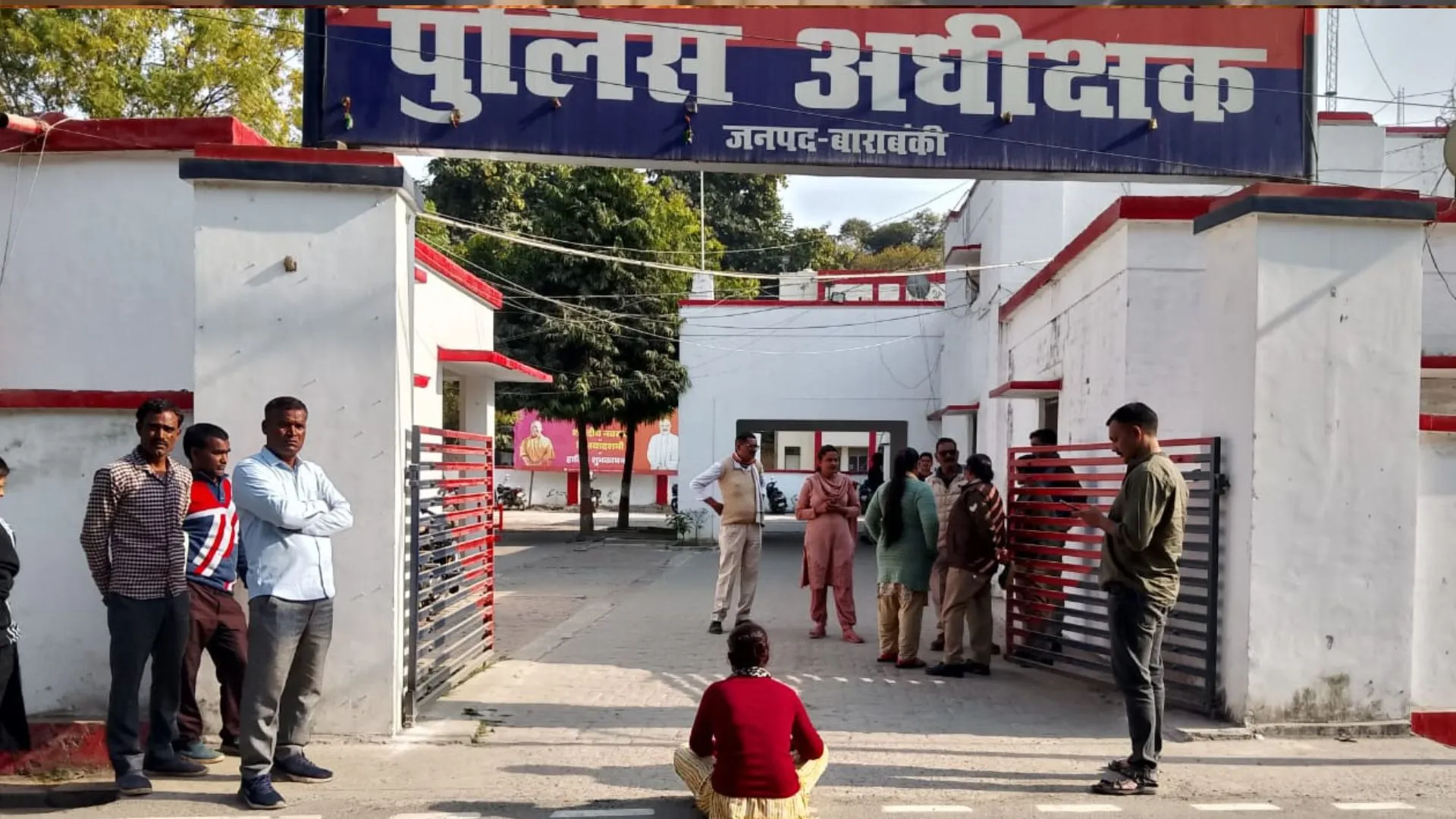 बाराबंकी: प्रेमी की शादी रोकने के लिए धरने पर बैठी युवती, जानें मामला