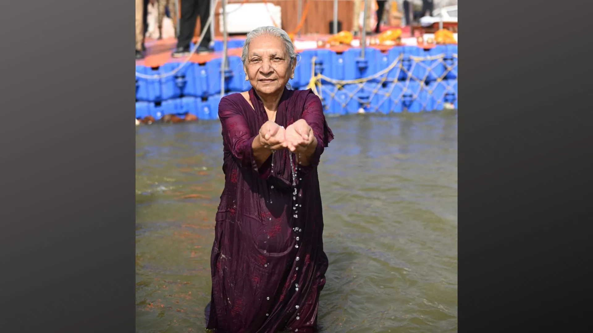 राज्यपाल आनंदीबेन पटेल ने संगम में लगाई डुबकी, महाकुंभ को बताया दिव्य अनुभव 