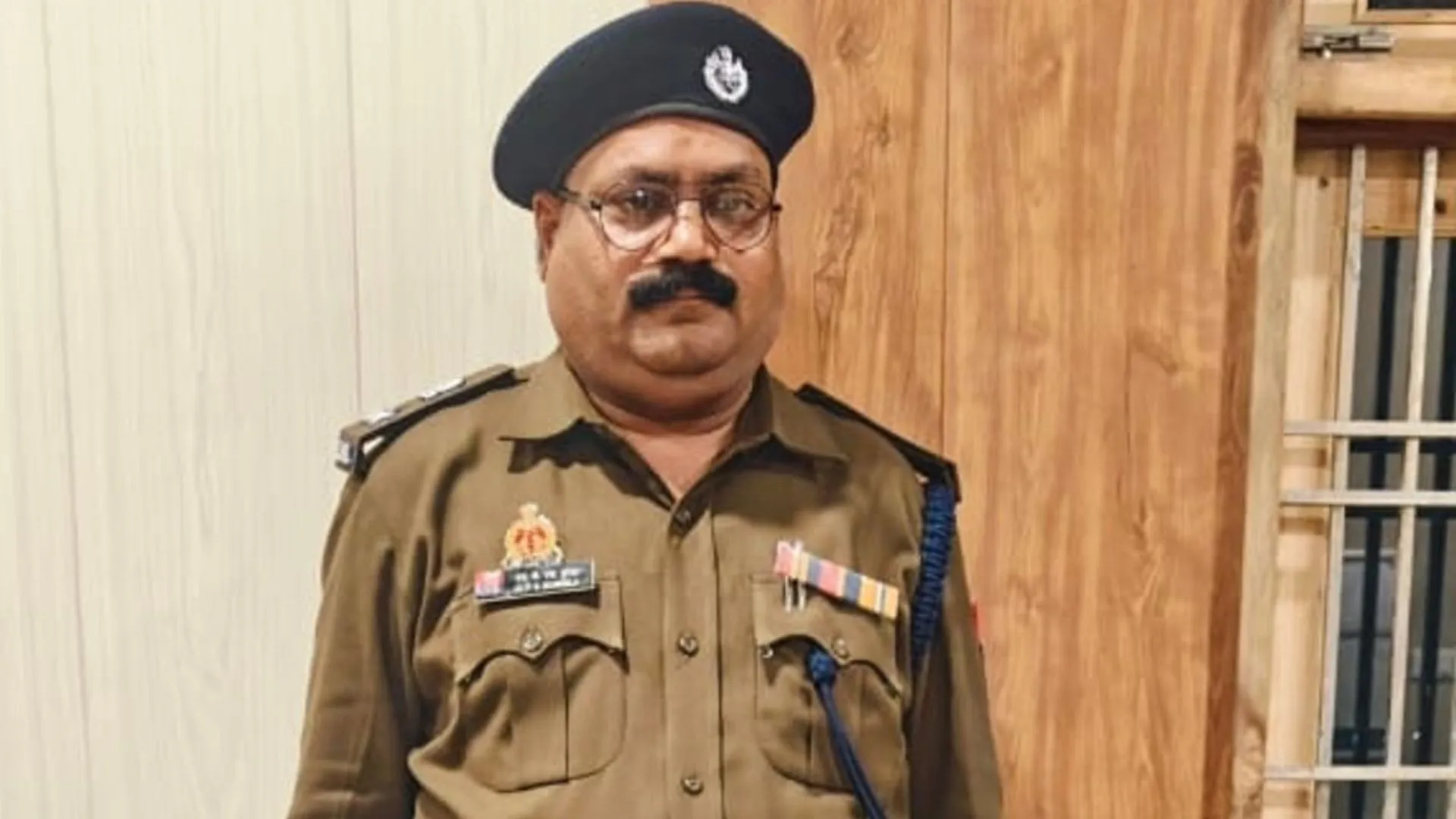 लखनऊ: एटा पुलिस ने एक फर्जी आईपीएस अधिकारी को पकड़ा, पत्नी की दोस्त के घर विवाद सुलझाने पहुंचा था