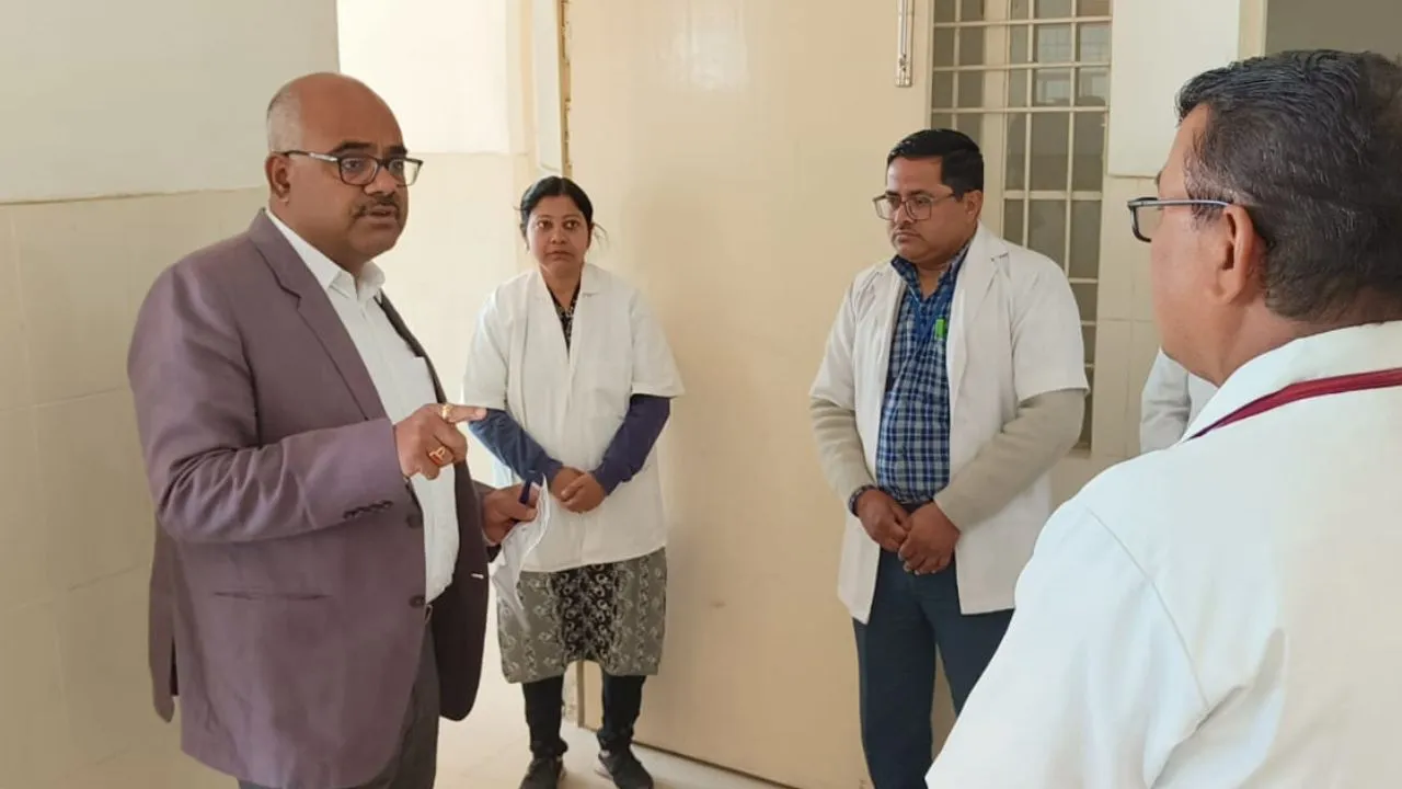 कानपुर के नर्वल में DM ने CHC का किया निरीक्षण: फार्मासिस्ट कर रही थी बच्चे का इलाज, चार में दो डॉक्टर मिले