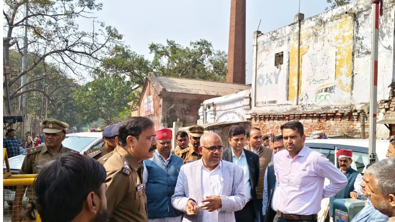 महाशिवरात्रि पर्व को देखते कानपुर के परमट मंदिर का जिलाधिकारी ने किया निरीक्षण: अफसरों को दिये ये जरूरी निर्देश