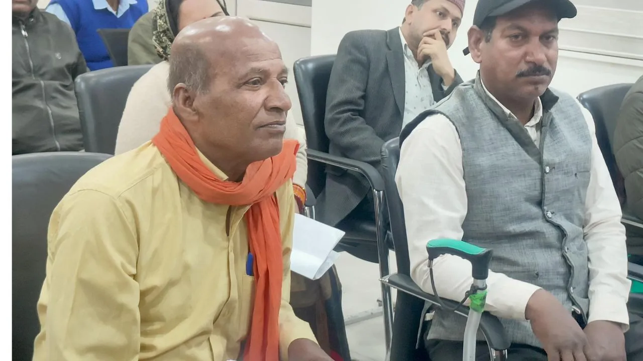 चार साल से सरकारी दफ्तरों के लगा रहे थे चक्कर, कानपुर DM ने 1 घंटे में कराया निस्तारित, दिव्यांग बोले- डूडा ने सामान्य वर्ग में किया शामिल