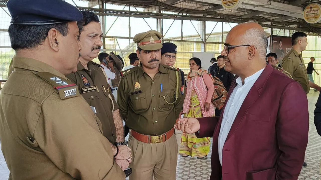 DM Railway Station Inspection 1 Kanpur