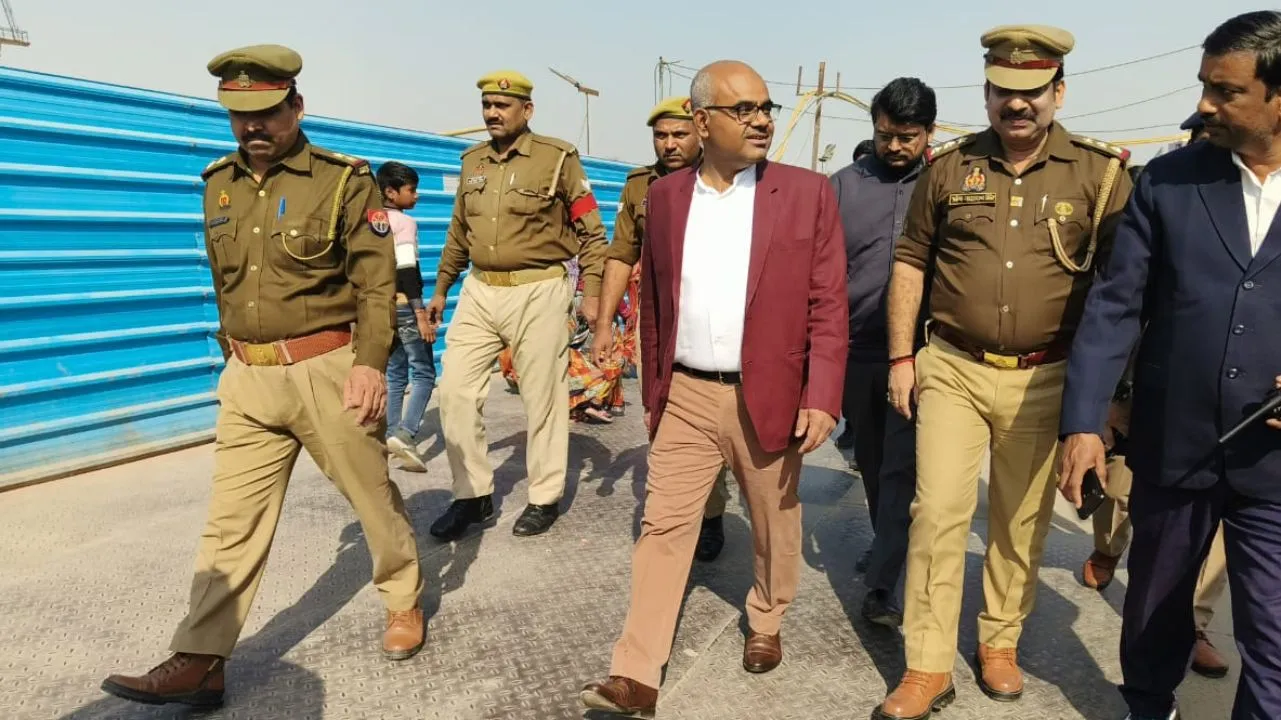 New Delhi स्टेशन पर हादसे के बाद रेलवे स्टेशनों में हाई अलर्ट घोषित: कानपुर सेंट्रल में DM ने किया निरीक्षण, यात्रियों से बातचीत कर...