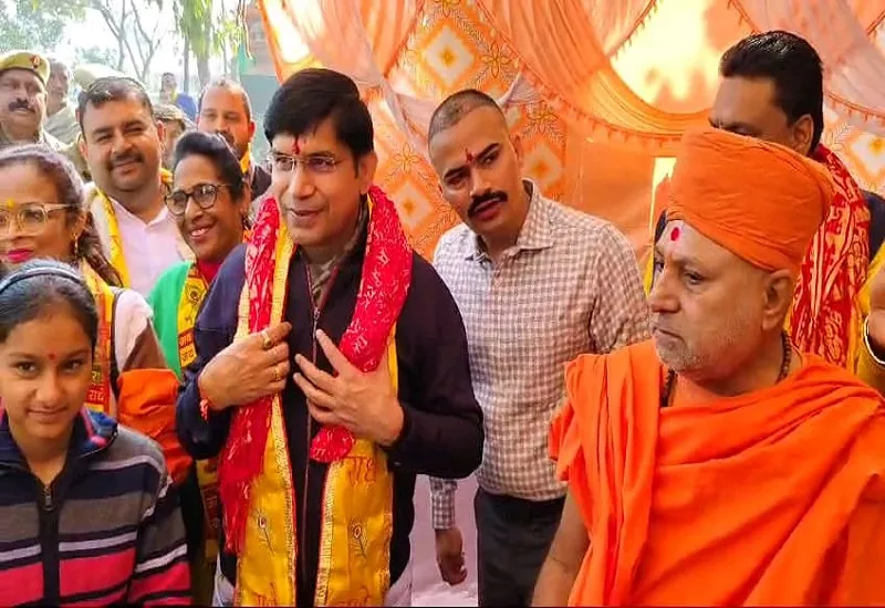 Sambhal : डीएम-एसपी ने 24 कोसीय तीर्थ परिक्रमा में की 11 किलोमीटर पैदल यात्रा, श्रद्धालुओं ने लगाए श्री कल्कि के जयकारे