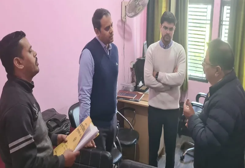 मुरादाबाद : DM ने किया विकास भवन का निरीक्षण, रिकॉर्ड दुरुस्त न होने पर जताई नाराजगी 