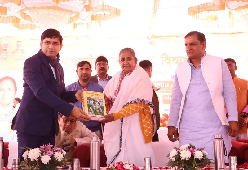 संभल : बदला चलन, बुके नहीं अतिथियों को भेंट की जाती हैं पुस्तकें...DM  राजेन्द्र पैंसिया ने शुरु की अनूठी पहल
