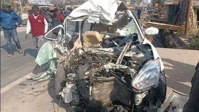 कार में कराहता रहा इंजीनियर, कटर से काट कर निकाले दोस्तों के शव 