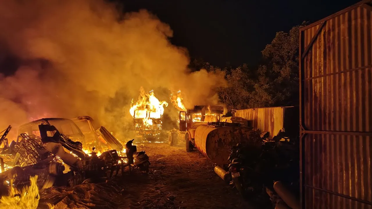 कानपुर के फजलगंज में ट्रक वर्कशॉप में लगी आग: मची अफरातफरी, दमकल कर्मियों ने कड़ी मशक्कत कर पाया काबू