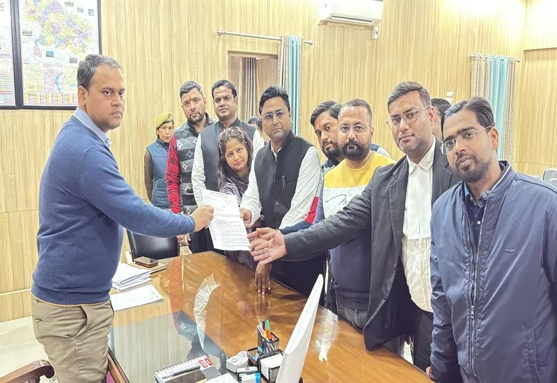 मुरादाबाद : नये शैक्षणिक सत्र में स्कूलों द्वारा न हो पाठ्यक्रम व पुस्तकों में बदलाव, DM अनुज सिंह को सौंपा ज्ञापन