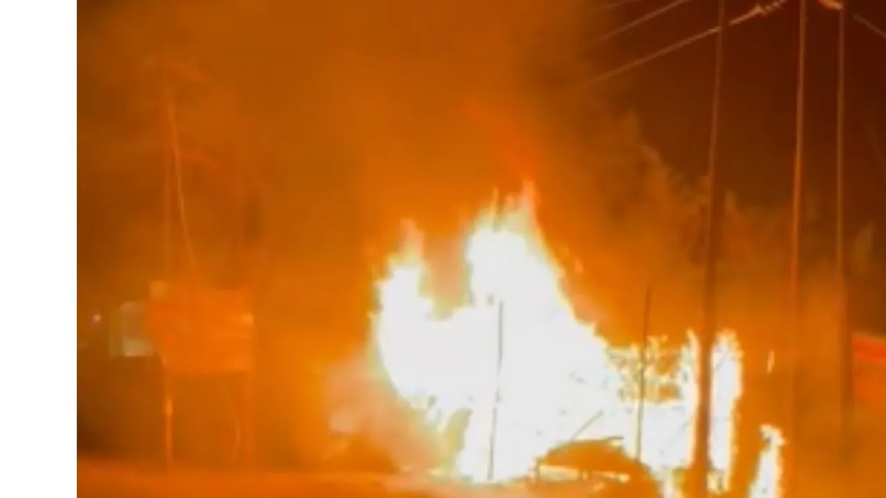 Jalaun Fire: सड़क किनारे गुमटी में लगी भीषण आग...मचा हड़कंप, दमकलकर्मियों ने कड़ी मशक्कत कर पाया काबू