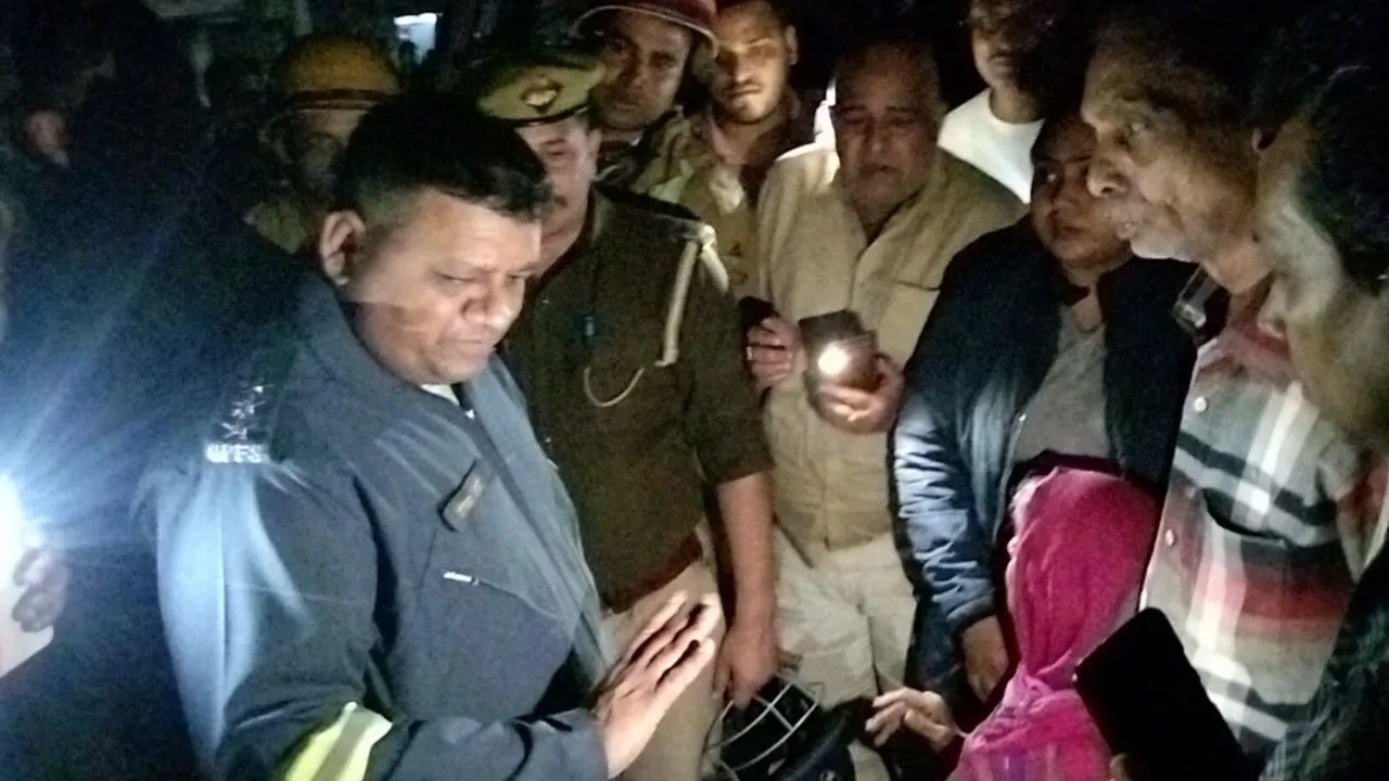 कानपुर में अपार्टमेंट के भूतल में आग, महिला ने लगाई छलांग...15 लोग का किया गया रेस्क्यू, छह बेजुबानों की भी बचाई जान 