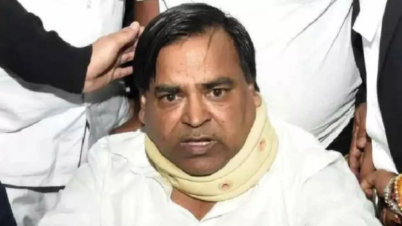 पूर्व मंत्री गायत्री प्रजापति की मुश्किलें बढ़ी : ED ने मंत्री के परिवार की संपत्ति कुर्क की