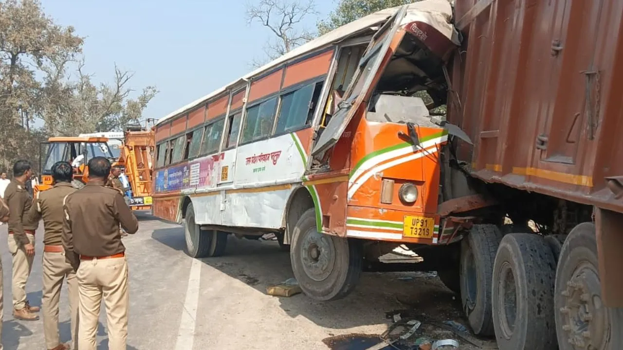 कानपुर में रोडवेज बस ऑटो में टक्कर मारते हुए डंपर में घुसी, डेढ़ दर्जन सवारियां घायल: जिला अस्पताल में चल रहा इलाज
