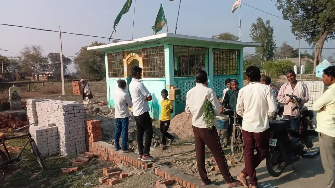 कानपुर में भड़के दो समुदाय के लोग, माहौल बिगड़ते बचा; होलिका दहन के रास्ते में मजार की बॉडी बनाए जाने...