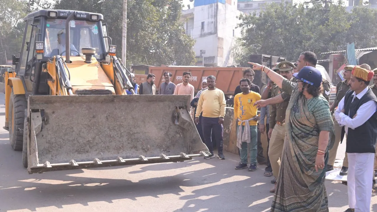 कानपुर में गरजा अम्मा का बुलडोजर: बगाही ईदगाह से बाकरगंज चौराहे तक चलाया अतिक्रमण अभियान, इसलिए महापौर प्रमिला पांडेय भड़क उठी...