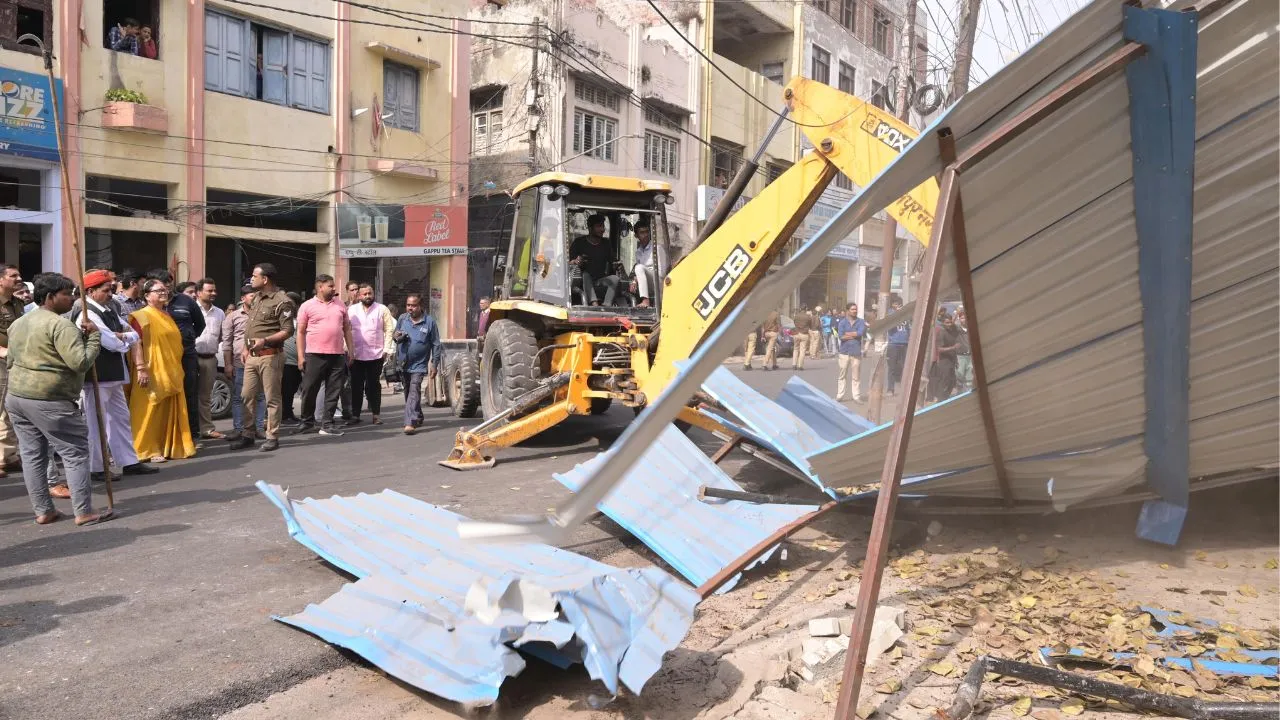 कानपुर में महापौर ने सामने खड़े होकर चलवाया बुलडोजर: जरीब चौकी से लेकर बजरिया तक अभियान में साफ हुआ अतिक्रमण