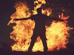 पिता की मौत से तनाव में बेटे ने पेट्रोल डालकर खुद पर लगाई आग, हालत नाजुक  